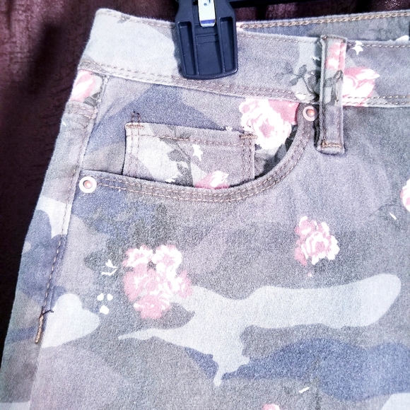 NWT, YMI Grey Floral Camo Cutoff Jean Shorts - Picture 4 of 10